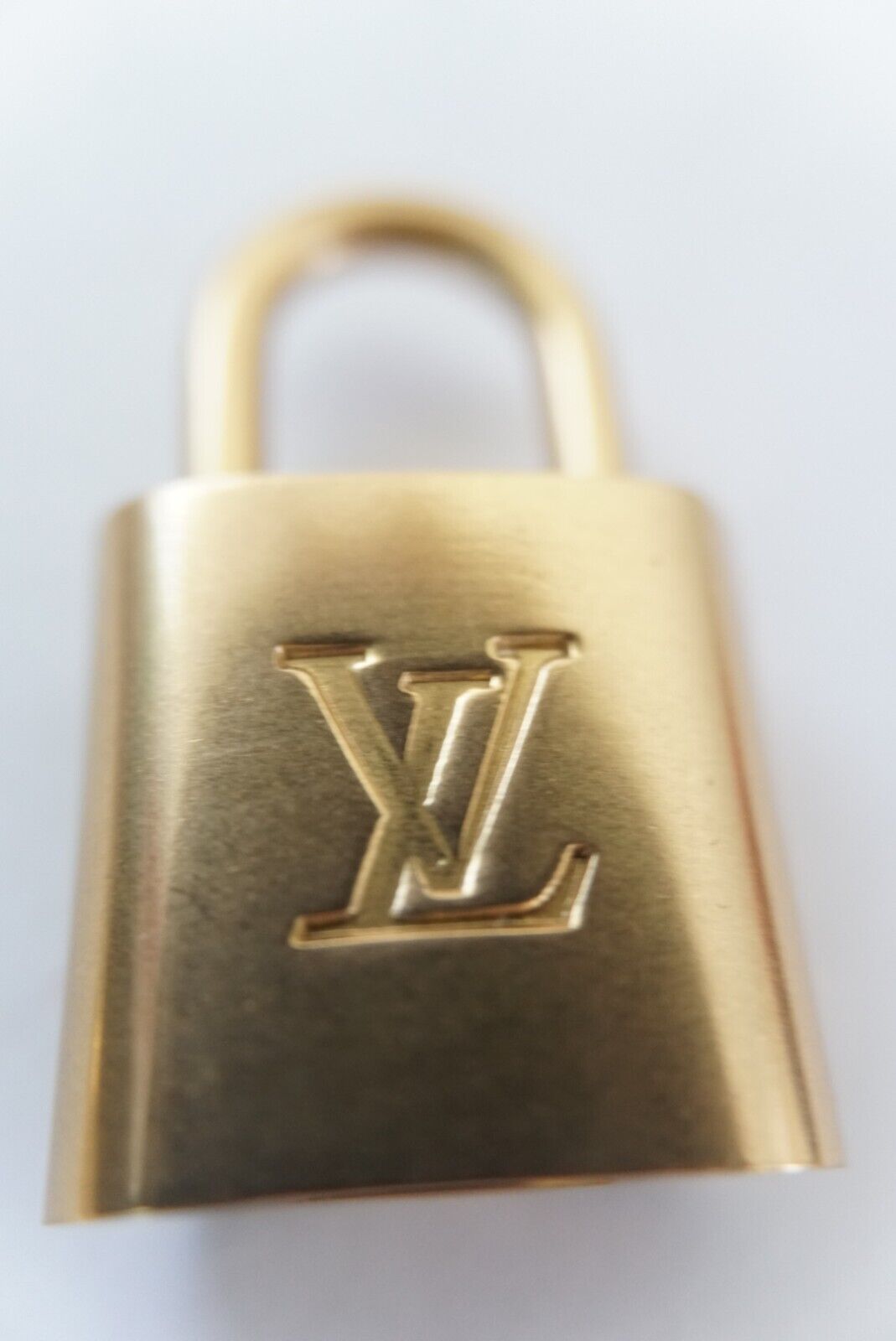 Lock & Key   LV  1 pieces   metal   Color matte gold number 315