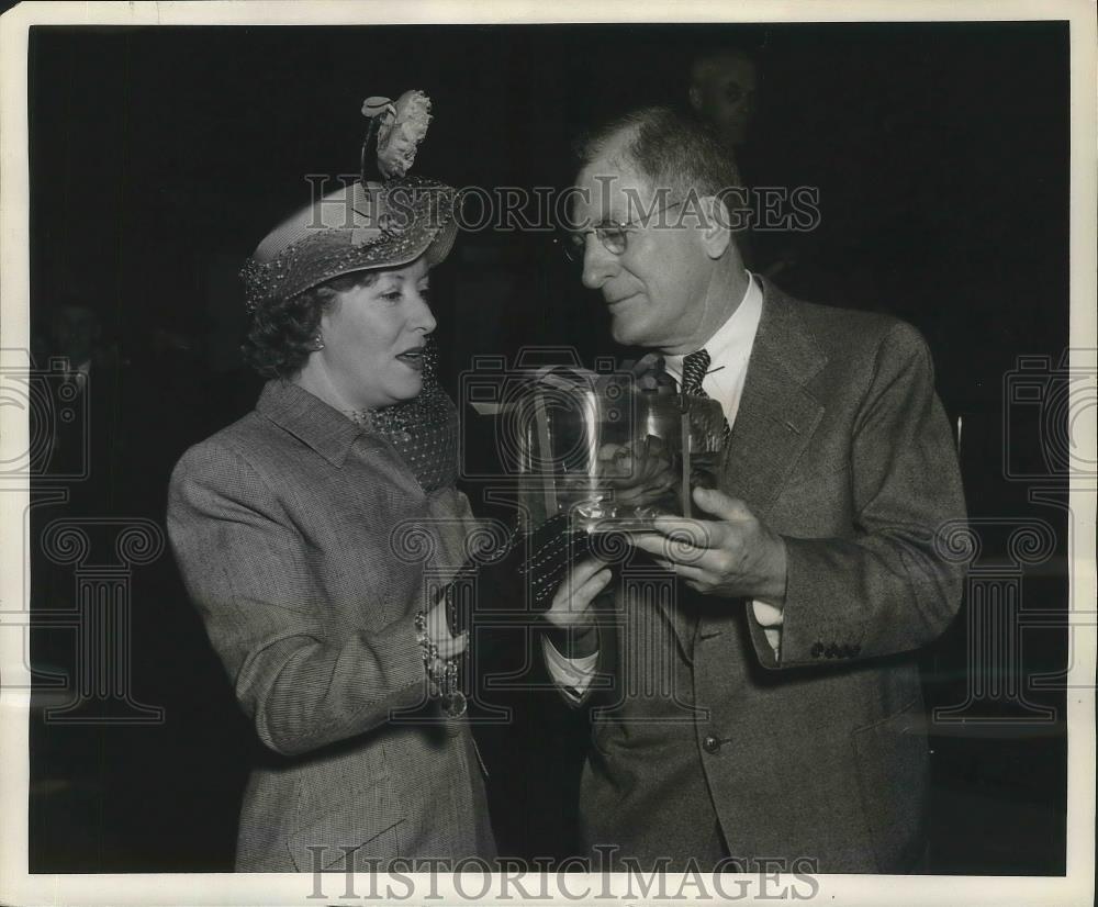1948 Press Photo Comedienne Gracie Allen with Charles Wells of New Orleans.