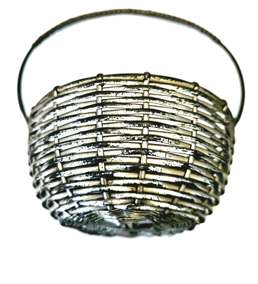 Vintage Mini Metal Wire Basket adds a touch of elegance to any decor