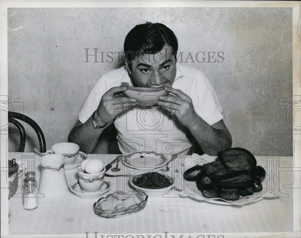 1935 Press Photo Boxer Barney Ross has breakfast with honeydew melon - net00617