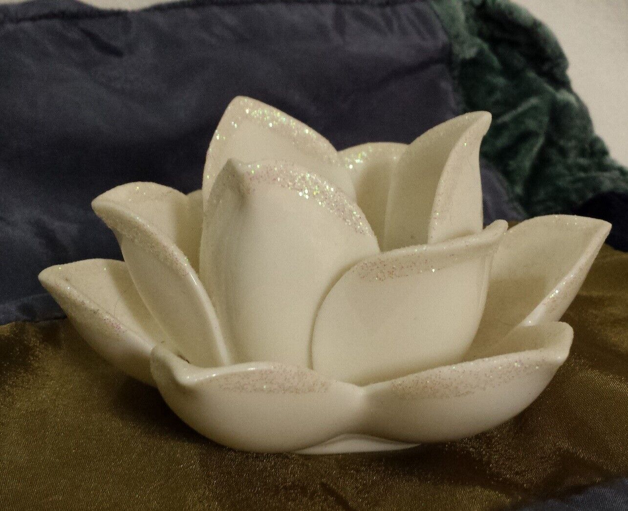 Avon White Ceramic Lotus Flower Tea Light Candle Holder Glossy Glittery Finish