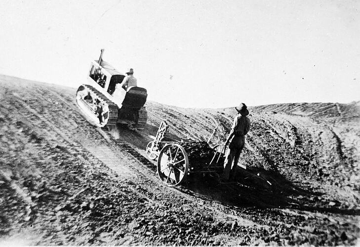 Wentworth District, NSW, 1935 Men using a tractor to excavate a dam Old Photo