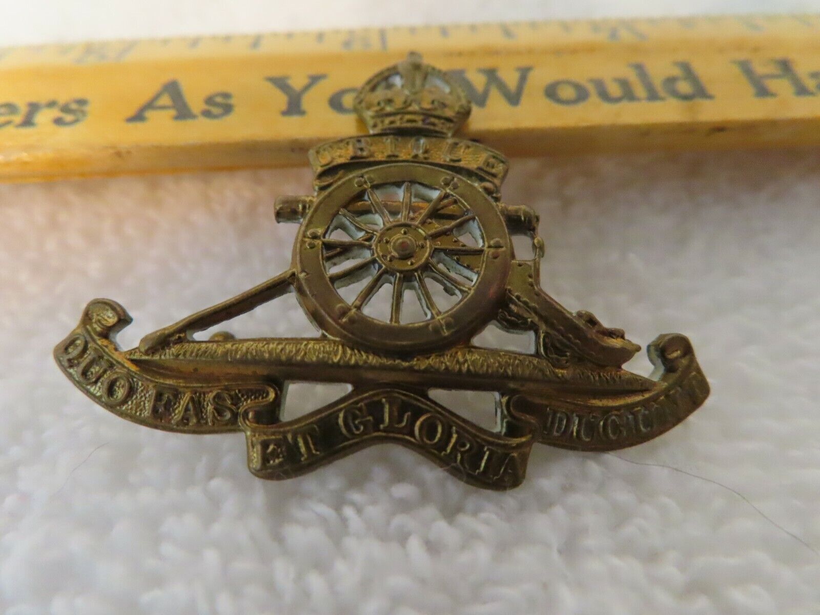 WW1/WW2 Royal Artillery Ubique Quo Fas Et Gloria Ducunt Hat Badge