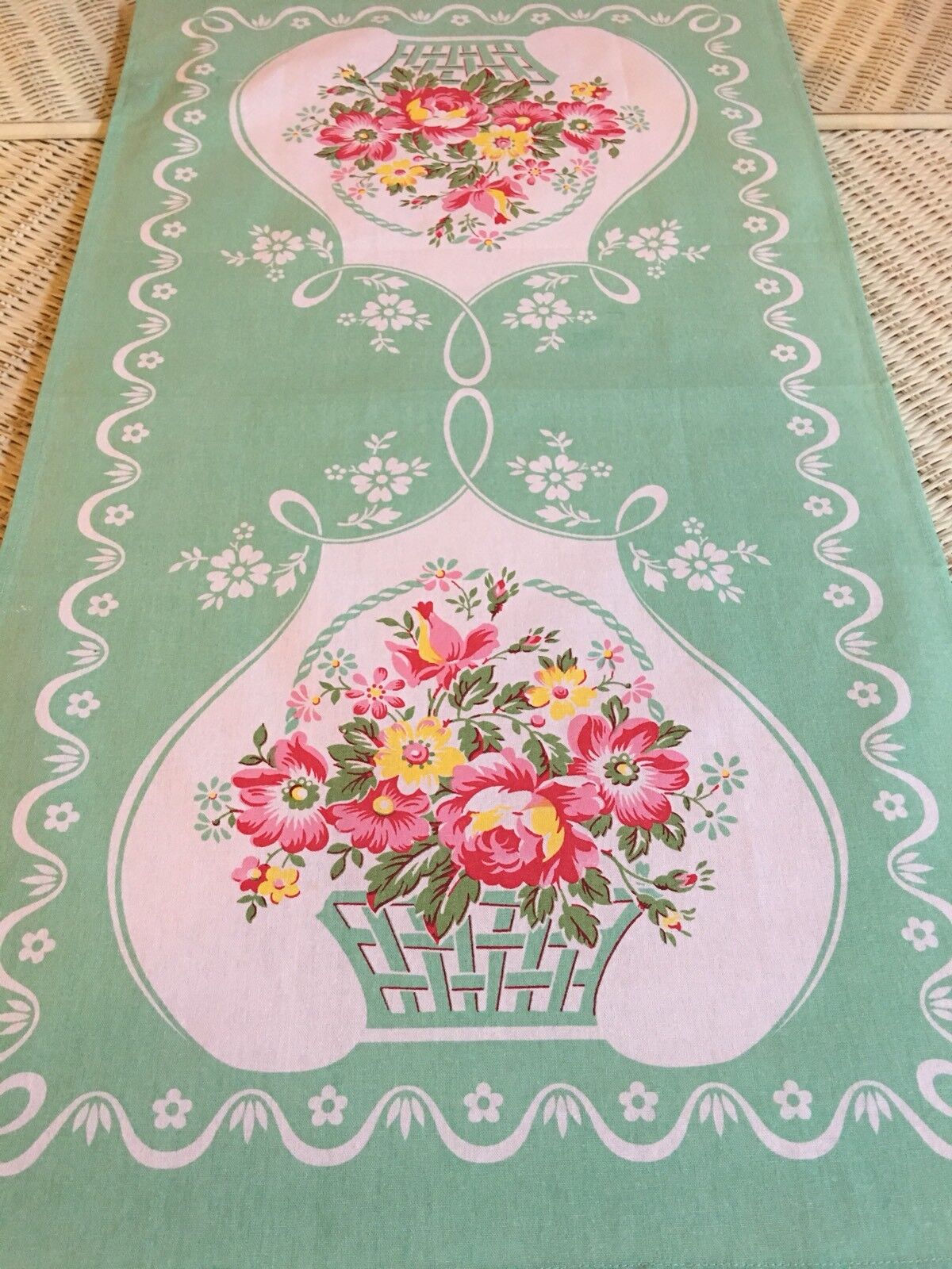 New LuRay Vintage Style Pretty Kitchen Tea Towel - Beautiful GREEN Floral Basket