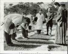1946 Press Photo Empress Nagako and students clear Tokyo Imperial Palace grounds picture