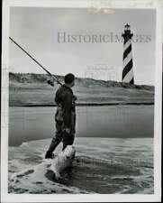 Press Photo Fisherman and his catch near Cape Hatteras lighthouse in N. Carolina picture