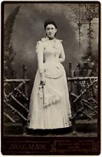 CIRCA 1880'S ANTIQUE CABINET CARD OF VICTORIAN WOMAN WHITE DRESS & FEATHERED FAN picture