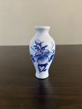 Vintage MCM Asian Chinese Blue And White Chinoiserie Small 4” Vase picture