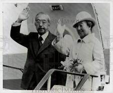 1975 Press Photo Emperor Hirohito and Empress Nagako departing Tokyo - kfa03139 picture