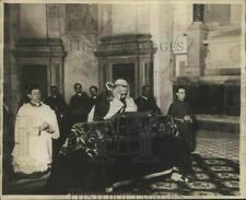 1930 Press Photo Pope Pius XIII in Prayer at St John Lateran Catheral picture