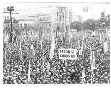 1955 Press Photo Buenos Aires Pro PERON Demonstration Protest March No Curas kg picture