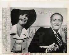 1971 Press Photo Norton Simon and wife Jennifer Jones at Los Angeles airport picture