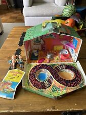 VINTAGE MATTEL LIDDLE KIDDLES KLUB PLAY HOUSE W/ 2 DOLLS Travel Carry Dollhouse picture