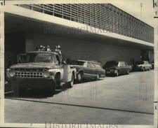 1970 Press Photo Car Towed, New Orleans International Airport, Mayors Car Stays picture