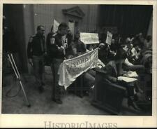 1987 Press Photo Sherrif deputy tries to quiet a demonstrator in Milwaukee Court picture