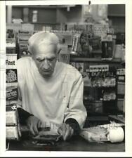 1989 Press Photo Irving L. Rutkoff at Fayetteville Pharmacy Drug Counter picture