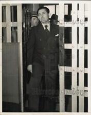 1940 Press Photo Wilhelm Muhleneroich enters San Quentin Prison in California picture