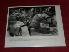 1989 Press Photo Detective Scott Wales Oversees Commissioner Ron Nelsen Eviction picture