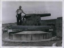 1960 Press Photo Oliver Toomey inspects Blakely rifle used to defend Ft Pulaski picture