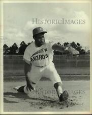 1972 Press Photo Houston Astros' first baseman Lee May stretches to make catch. picture