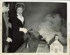 1943 Press Photo Actress Joan Leslie Burns Miniature Schoolhouse at RKO Studio picture