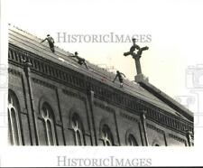 1985 Press Photo Workers roofing St. Joseph Church on Tulane Avenue - noc23787 picture