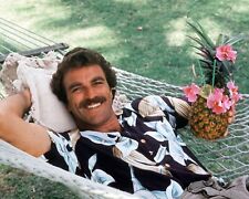 8 x 10 Photo magnum pi Tom Selleck relaxing with pina colada picture