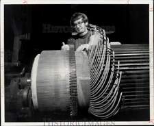 1975 Press Photo Don Vickery winds wires on armature at General Motors in McCook picture