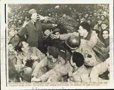 1944 Press Photo Janet Evans giving out soft drinks to the 5th Army men, Cassino picture