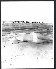 HOLLYWOOD MARILYN MONROE ACTRESS AT THE BEACH VINTAGE ORIGINAL PHOTO picture