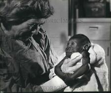 1982 Press Photo Marge Seymour showing baby gorilla Mandara, Lincoln Park Zoo. picture