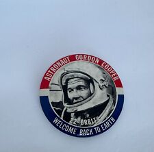 VINTAGE PIN BUTTON ASTRONAUT GORDON COOPER WELCOME BACK TO EARTH 22-ORBITS 1963 picture