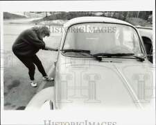 1995 Press Photo Terry Reed struggles to open door on her Volkswagen car, Alaska picture