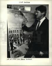 1985 Press Photo Secretary of State Jim Brown explains painting at Kenner Museum picture
