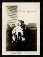 HIDDEN MOTHER HIDES BEHIND BABY STOOL YARD 1930s OLD/VINTAGE PHOTO SNAPSHOT-A142 picture