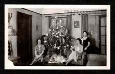 3 WOMEN SITTING AROUND XMAS TREE BULBS TINSEL OLD/VINTAGE PHOTO SNAPSHOT- A82 picture