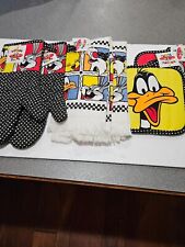 Looney Toons Polkadot Kitchen Oven Mitts, Kitchen Towels, Potholders. picture