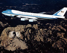 AIR FORCE ONE FLIES OVER MOUNT RUSHMORE MONUMENT - 8X10 PHOTO (AZ-241)  picture