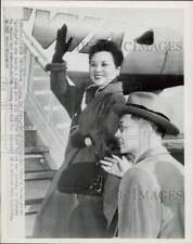1953 Press Photo Madame Chiang Kai-shek boards plane en route to Formosa, NY picture