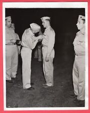 1943 General Whitehead Pins DFC on Flyer Lt. Meryl Smith New Guinea News Photo picture