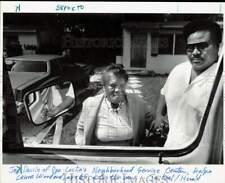 1989 Press Photo Jose Davile of Opa Locta helps Laura Woodard into the van picture