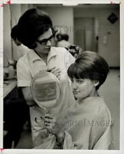 1967 Press Photo Susan Jewell's hair designed by Marie Stettler at Frank and Max picture