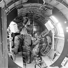 WW2 WWII Photo World War Two / Boeing B-17 Flying Fortress Gunners  / 5528 picture