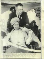 1970 Press Photo Stuart Hodgson helps Queen Elizabeth with northern parka picture