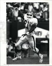 1989 Press Photo Derek Ternell, 13 yard touchdown pass from Kosar in 1st quarter picture