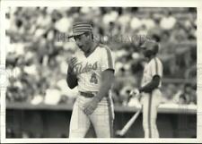 1986 Press Photo Tidewater Tides baseball player #4 walks off the field picture