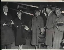 1952 Press Photo Cute Gals, Nina and Dorothy, Earl Warren, Charles E. Lyon picture