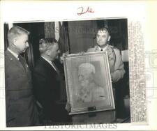 1961 Press Photo TX servicemen present portrait of Confederate General Williams picture