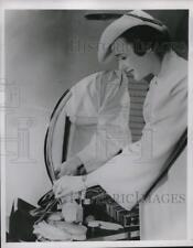 1937 Press Photo The cosmetic kit picture