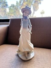 Lladro Nadal lady with a flower classic Lladro figurine picture